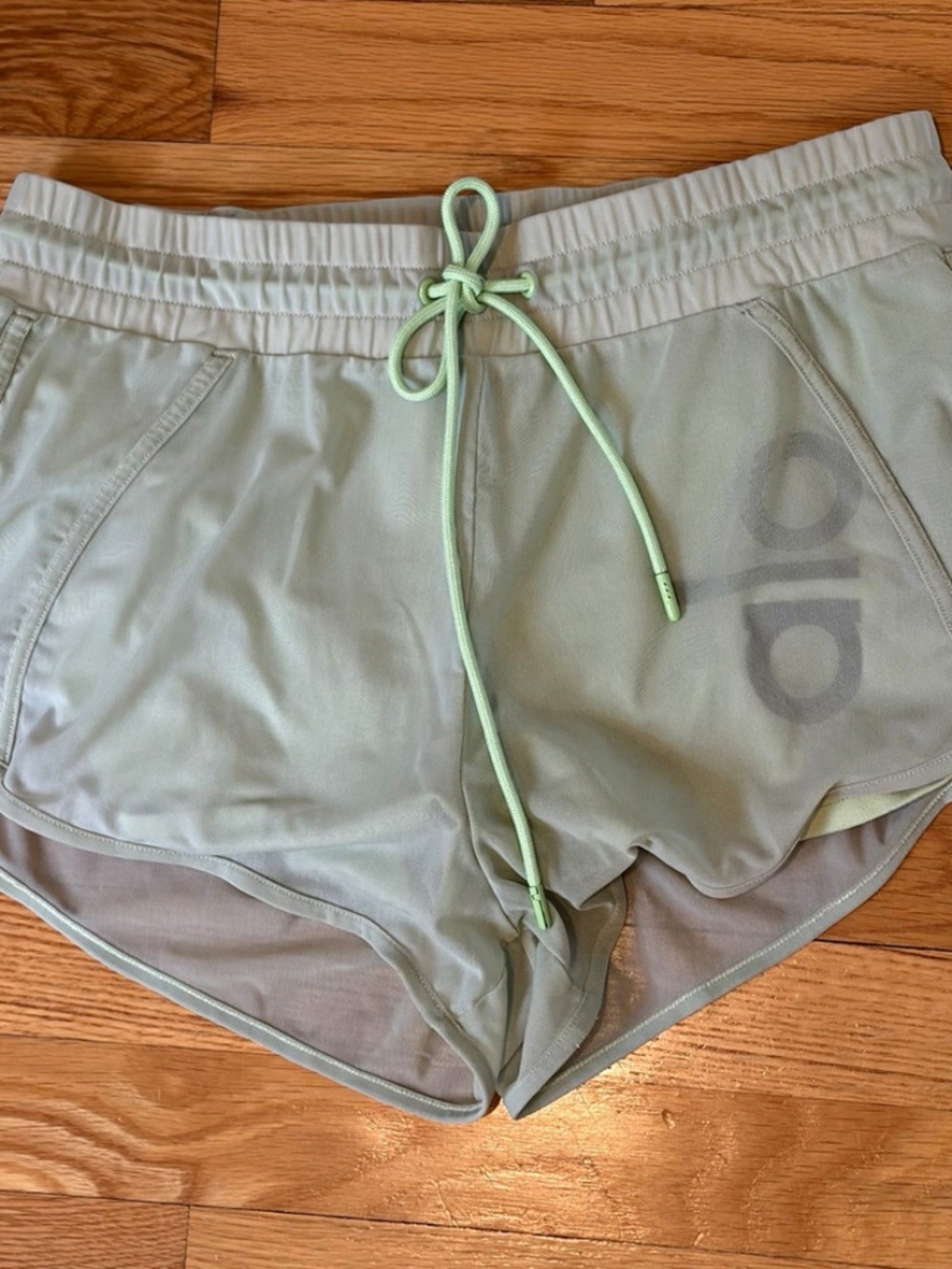 Alo Yoga Women’s Small Mint Green Lined Mesh Drawstring Stretch Shorts